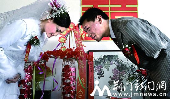 2004年初，何军权与赵敏在荆门拜堂成亲。