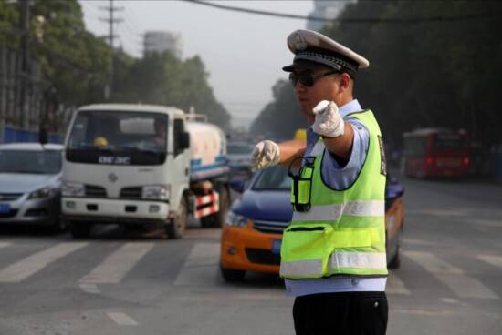 交通手势比信号灯灵活。
