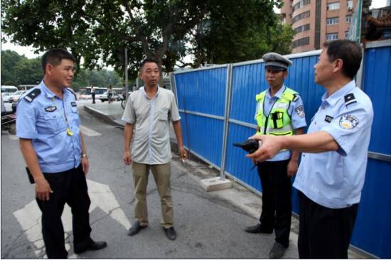 与施工方沟通。