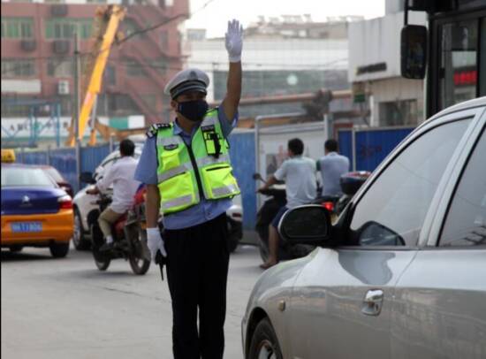 在灰尘中执勤。