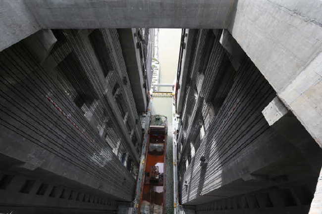 三峡升船机今起开始阶段实船试航