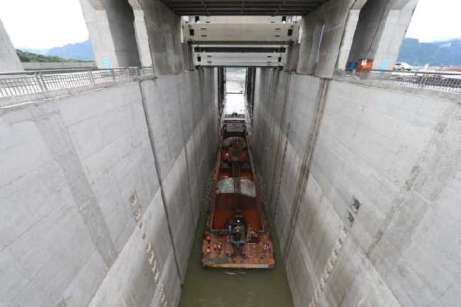 三峡升船机今起开始阶段实船试航