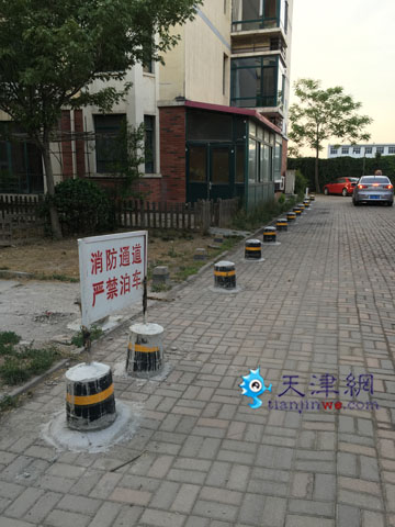 米兰世纪花园物业建水泥墩