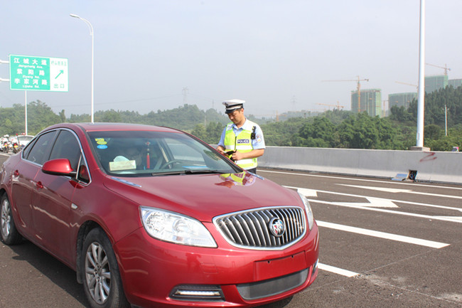 点军交警全警上路服务至喜大桥市民“体验日”