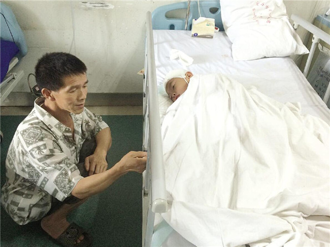 大爱无疆 多批市民探望失语女童