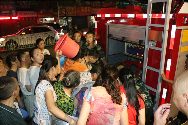 居民停水直喊渴 昼夜送水百余吨