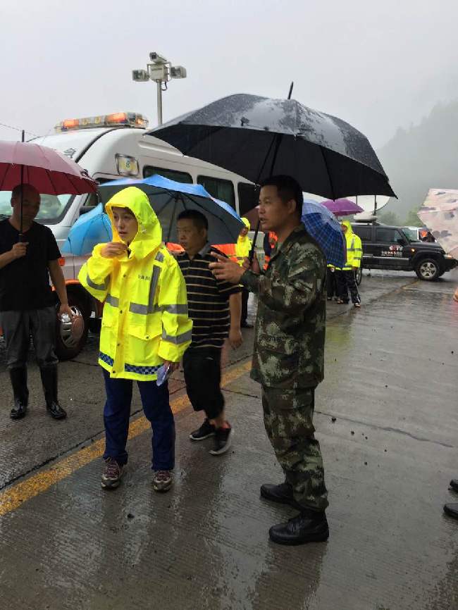 武警交通六支队驰援五峰