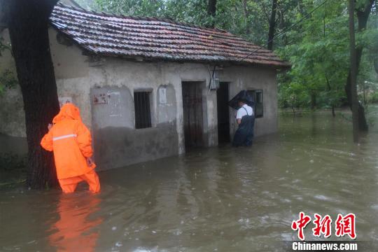 马良镇干部挨家挨户进入查看，动员搬离　钟欣　摄