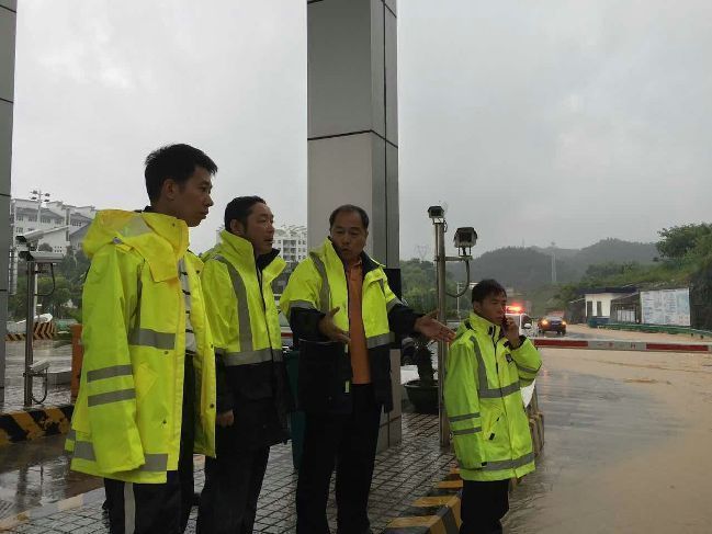 暴雨来袭险情并发 宜巴高速多方联动紧急抢险保畅通