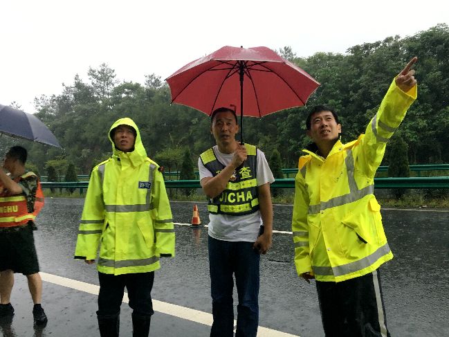 暴雨来袭险情并发 宜巴高速多方联动紧急抢险保畅通