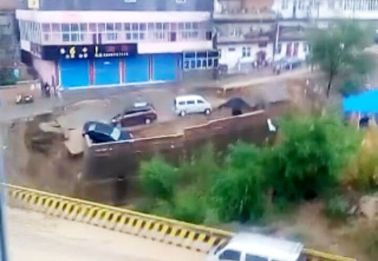 网传视频中停泊在地面的几台车同时掉下的画面。