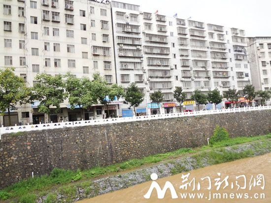 苏畈桥附近的深蓝色门面房安然无恙。