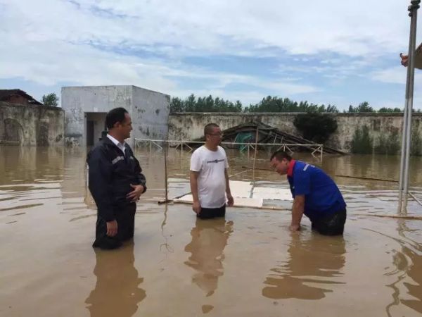 20日，陈鹏龙（左一）牺牲当天中午，在中石化天门拖市加油站检查注水、压仓，防止浮罐险情发生。（中石化湖北荆门石油分公司  供图）.webp