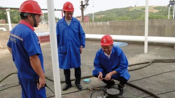 陈鹏龙（右一）在荆门东宝山油库进行施工作业前检查，双复核。（中石化湖北荆门石油分公司  供图）.webp