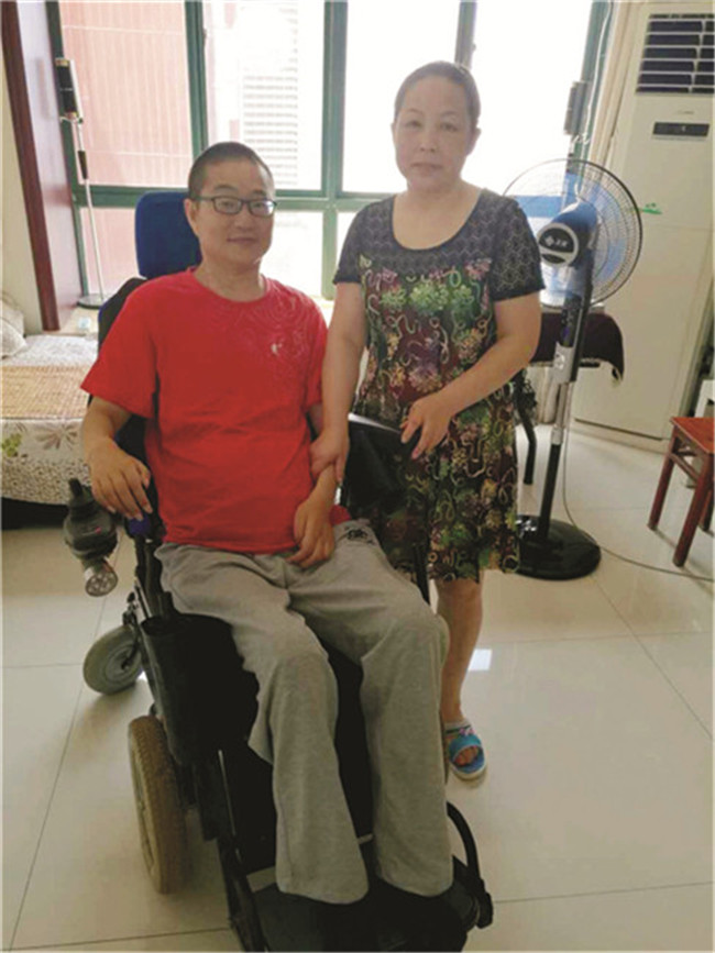 呵护21载 妻子帮瘫痪丈夫“站”起来