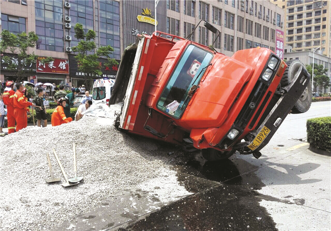 大货车频成“大祸车”市民缘何谈“货”色变？