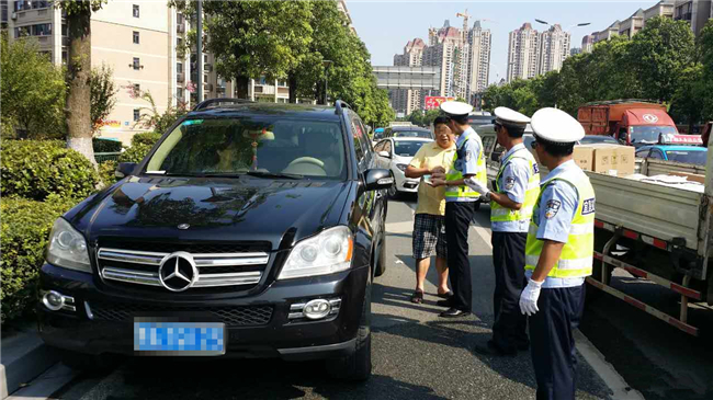胆儿够大！驾套牌大奔满街跑