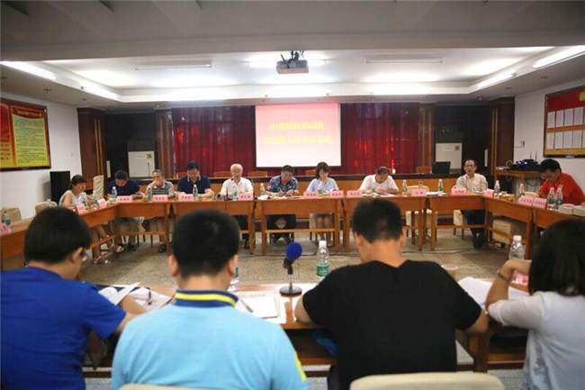 中省媒体集中采访“峡江红烛”陈人海事迹