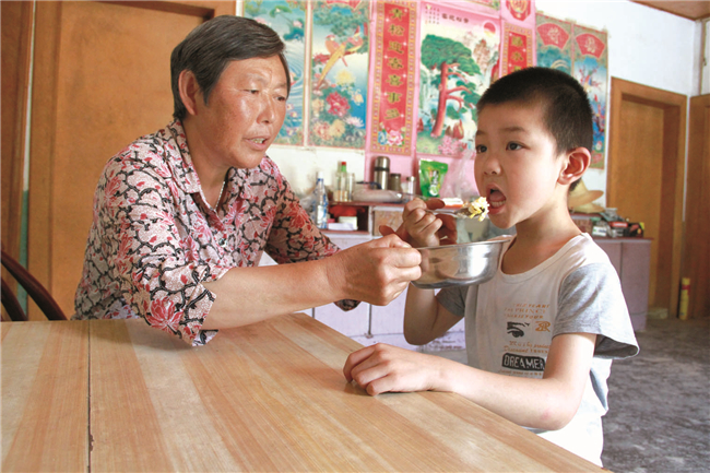 大爱婆婆 一肩扛起三个家