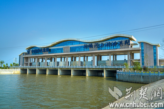 拾桥河上游泄洪闸。记者 张先国、陈勇、赵融 摄