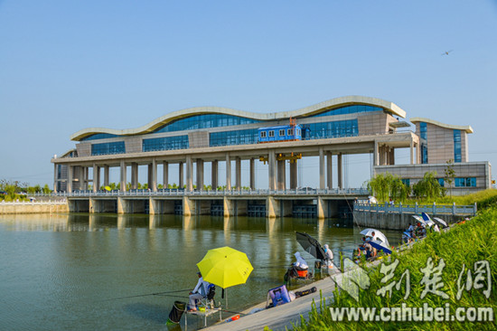 拾桥河下游泄洪闸。记者 张先国、陈勇、赵融 摄