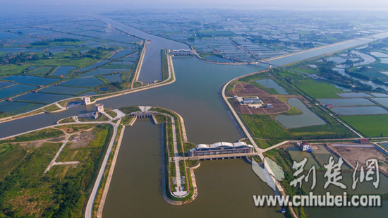 拾桥河穿过引江济汉工程，流向长湖。记者 张先国、陈勇、赵融 摄