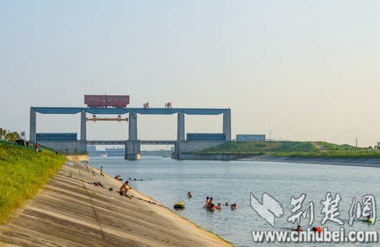 引江济汉工程荆江大堤防洪闸。记者 张先国、陈勇、赵融 摄