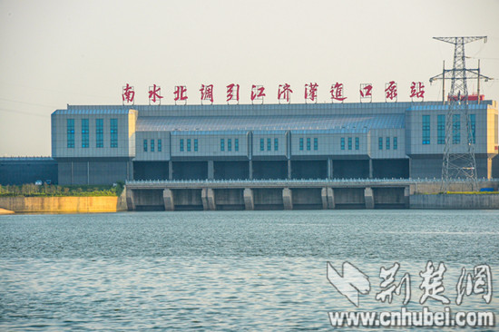 引江济汉工程进口泵站。记者 张先国、陈勇、赵融 摄