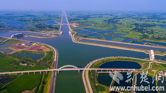 引江济汉工程拾桥河枢纽。记者 张先国、陈勇、赵融 摄