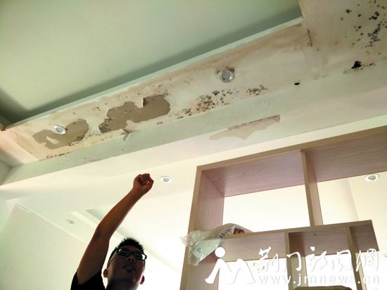 熊先生家大厅漏雨严重