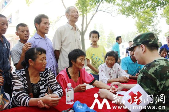 武警医疗队赴沙洋县高阳镇开展义诊活动现场