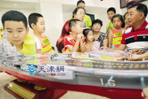 新兴街永丰里社区开展“观航母 学军事”活动