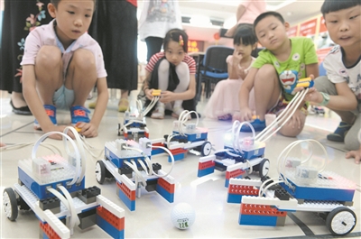 社区举行机器人运动会
