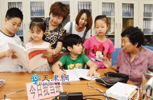 学生轮流社区值班