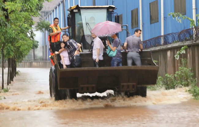 暴雨如注 洪水中上演生命营救