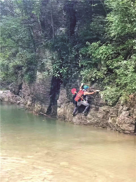 下牢溪边 有个“蒙面侠”捡垃圾