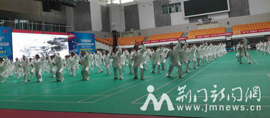 300人打太极拳_副本