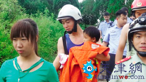 俩妈带六个娃雨中困深山 消防队员民警冒雨救援