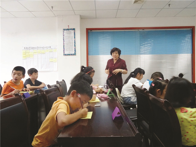 退休大学讲师乐当社区“孩子王”杨岔路社区付常芬义务辅导留守儿童写作文