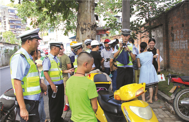 17岁小伙无牌无证骑摩托 交警逮个正着