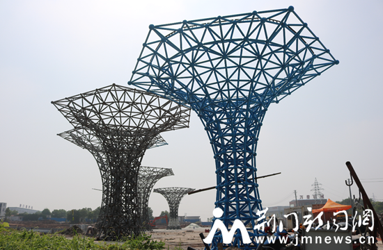 会展主入口的五尊花型钢柱，较中间高度达12米