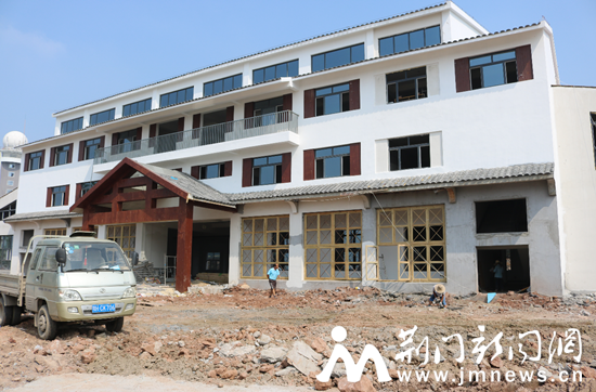 游客服务中心正在进行装修，三楼届时举办书画展