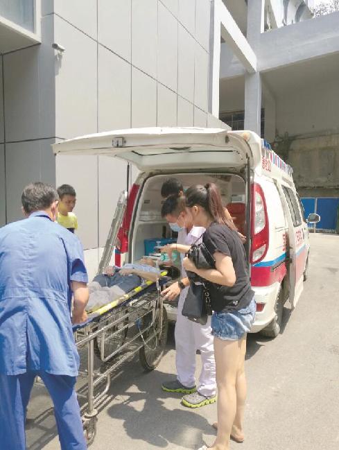 八旬独居老太突发脑中风 “格格”闻讯忙搭救