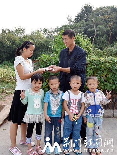 9月4日，记者董玉清将爱心人士钟金龙兄妹捐款的3000助学金送到四胞胎母亲申昌玉的手中。（朱香顺摄）