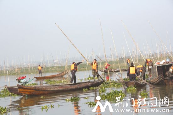港口村渔民自发进行拆围