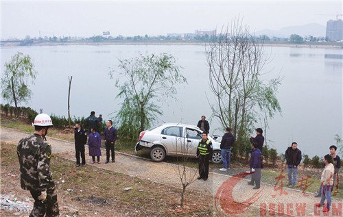 两车相撞 轿车司机被卡 消防官兵将其成功救出