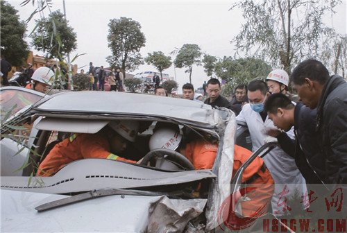 两车相撞 轿车司机被卡 消防官兵将其成功救出