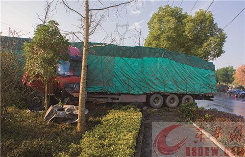 大货车冲向绿化带 救援车又与小车刮擦