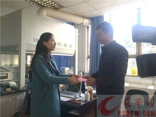 市慈善总会慰问困难大学生