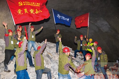 黄阳一级公路筠山隧道右线贯通